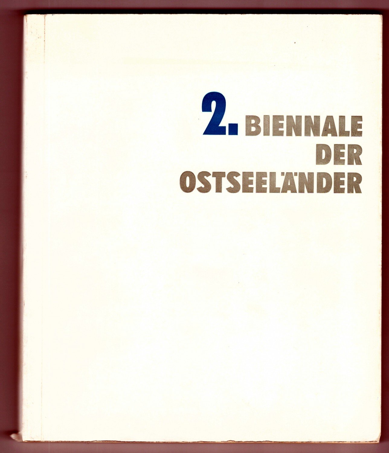 Weißes Cover des Ausstellungskatalogs mit der Aufschrift "2. Biennale der Ostseeländer" in Großbuchstaben und einer hervorgehobenen 2 in blau.